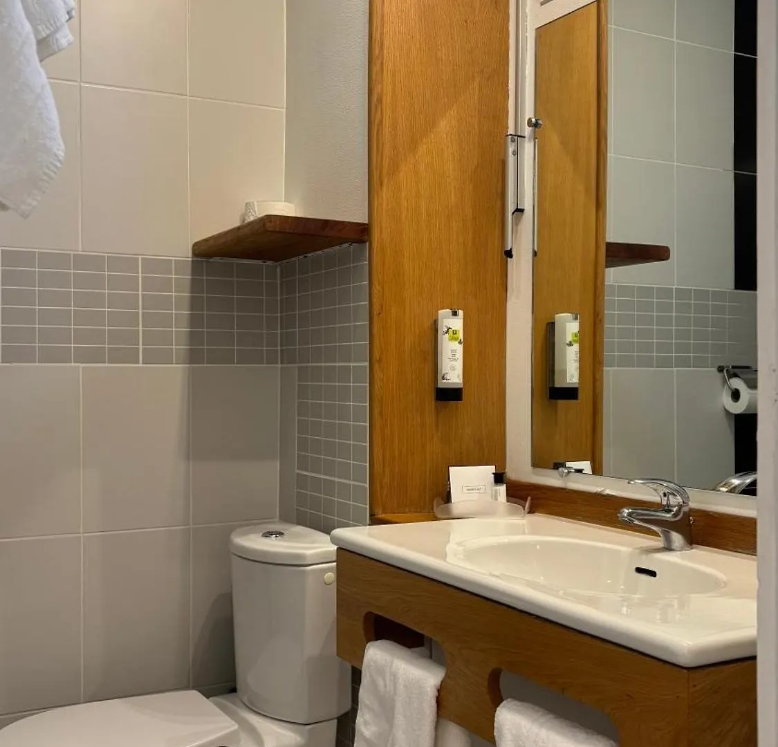 Logis Hotel Restaurant Grand Hotel De Lyon Vals-les-Bains 3*,